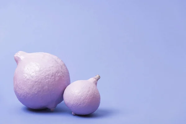 Zucche dipinte festive su sfondo viola — Foto stock