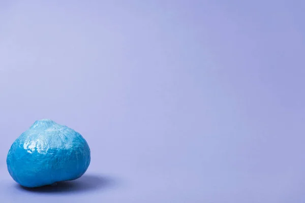 Пофарбований синій гарбуз на фіолетовому фоні — стокове фото