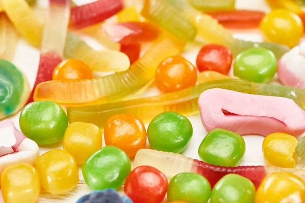 Vista de cerca de deliciosos dulces de Halloween espeluznantes gomosos - foto de stock