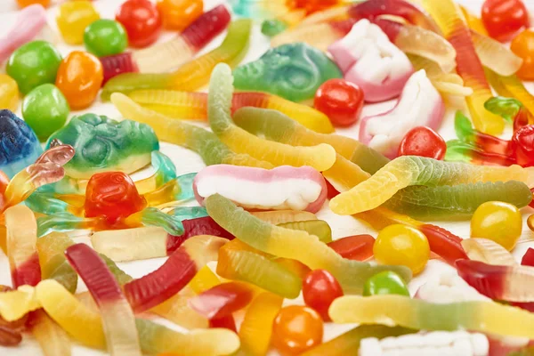 Vue rapprochée de bonbons d'Halloween fantomatiques et gommeux colorés — Photo de stock