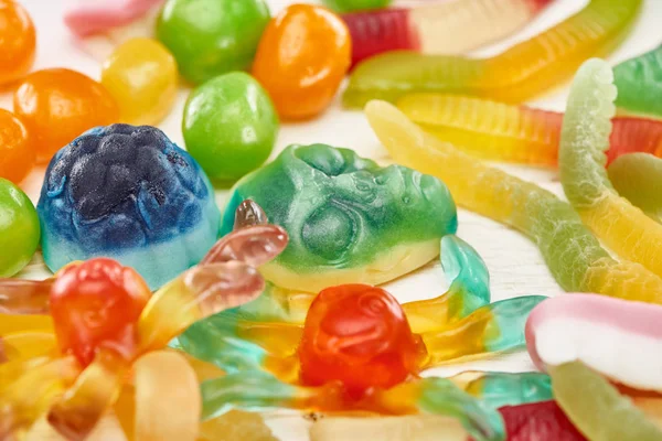 Vista de cerca de coloridos dulces de Halloween espeluznantes gomosos - foto de stock