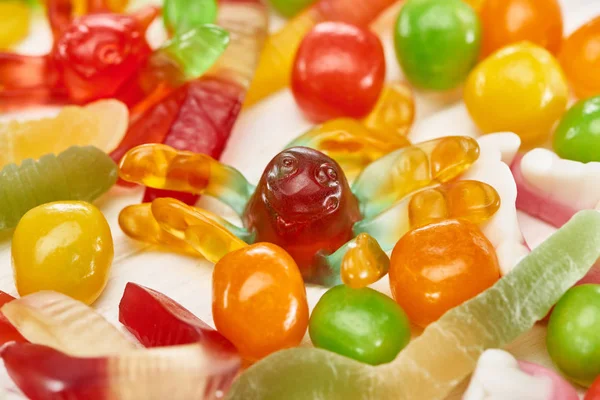 Vista de cerca de deliciosos dulces de Halloween espeluznantes gomosos coloridos - foto de stock
