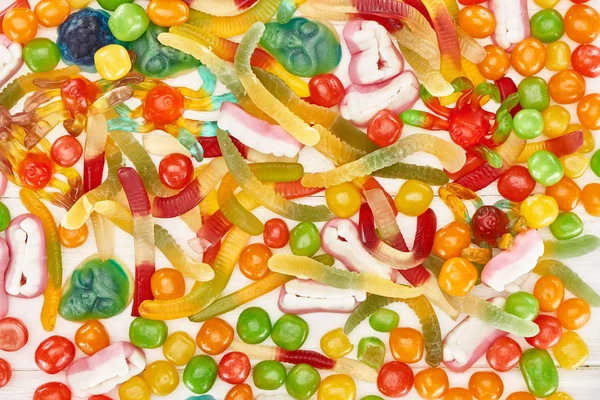 Vista superior de deliciosos dulces de Halloween espeluznantes gomosos coloridos - foto de stock