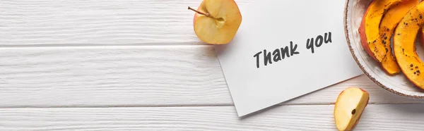 Von oben Dankeskarte auf weißem Holztisch mit Äpfeln und Kürbis, Panoramaaufnahme — Stockfoto