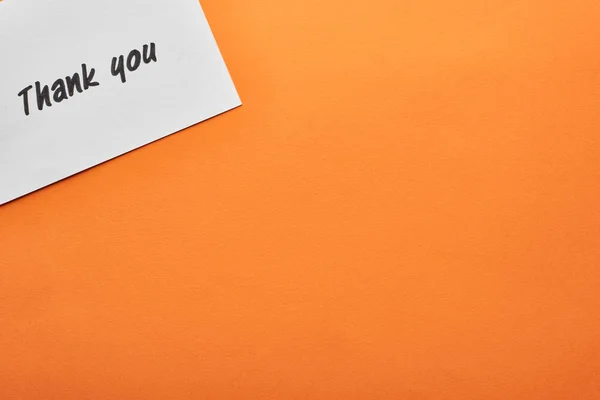 Vista superior de cartão de agradecimento no fundo laranja — Fotografia de Stock