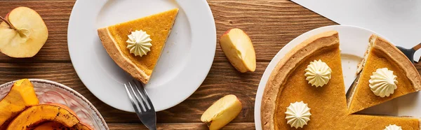 Draufsicht auf köstlichen Kürbiskuchen, Äpfel auf Holztisch, Panoramaaufnahme — Stockfoto