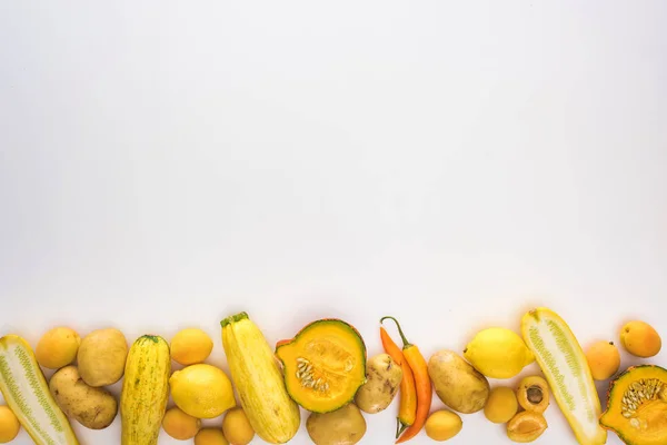 Vista dall'alto di frutta e verdura gialla su sfondo bianco con spazio copia — Foto stock