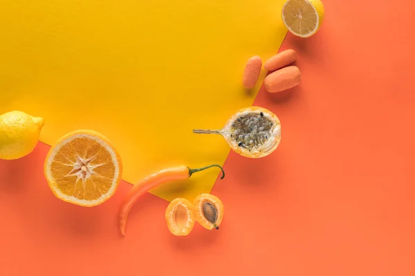 Reifes Obst und Gemüse auf gelbem und orangefarbenem Hintergrund — Stockfoto