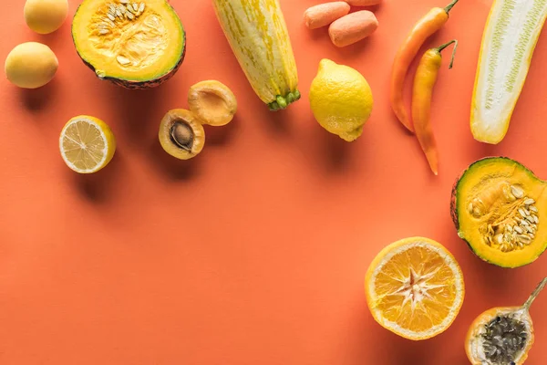 Ansicht von gelbem Obst und Gemüse auf orangefarbenem Hintergrund mit Kopierfläche — Stockfoto