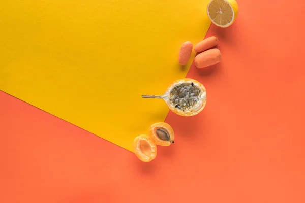 Vista superior de deliciosas frutas y verduras sobre fondo amarillo y naranja con espacio para copiar - foto de stock