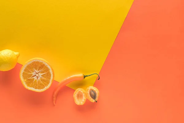Вид сверху на вкусные фрукты и овощи на желтом и оранжевом фоне с копировальным пространством — стоковое фото