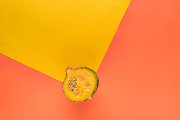 Vista superior da abóbora no fundo amarelo e laranja com espaço de cópia — Fotografia de Stock