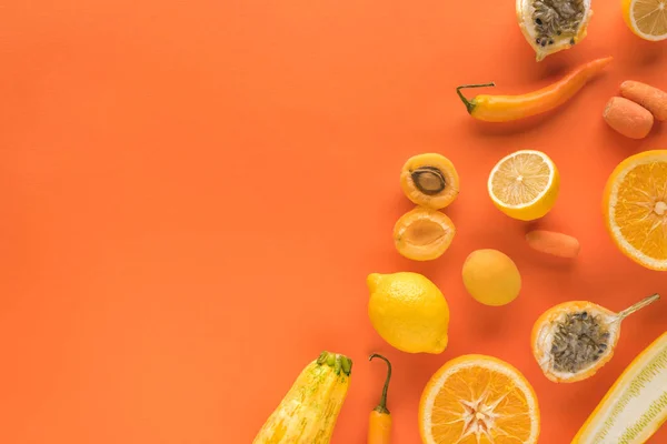 Vista dall'alto di frutta e verdura gialla su sfondo arancione con spazio copia — Foto stock