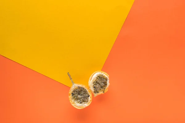 Draufsicht auf süße Granadilla auf gelbem und orangefarbenem Hintergrund mit Kopierraum — Stockfoto