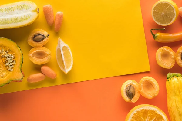 Draufsicht auf frisches Obst und Gemüse auf gelbem und orangefarbenem Hintergrund mit Kopierfläche — Stockfoto