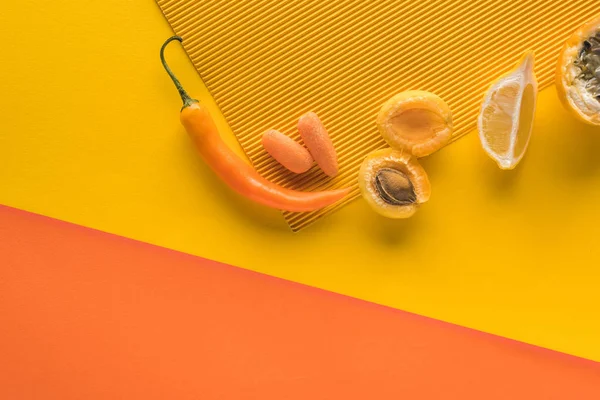 Верхний вид свежих фруктов и овощей на желтом и оранжевом фоне с копировальным пространством — стоковое фото