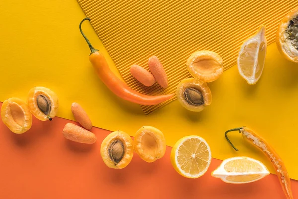 Draufsicht auf frisches Obst und Gemüse auf gelbem und orangefarbenem Hintergrund mit Kopierfläche — Stockfoto