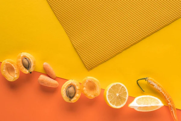 Vista superior de frutas e legumes frescos no fundo amarelo e laranja com espaço de cópia — Fotografia de Stock