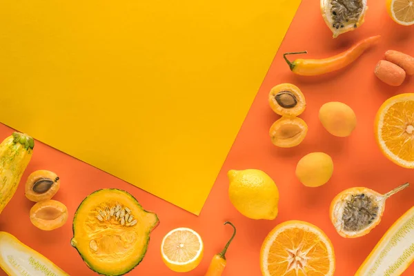 Draufsicht auf frisches Obst und Gemüse auf gelbem und orangefarbenem Hintergrund mit Kopierfläche — Stockfoto