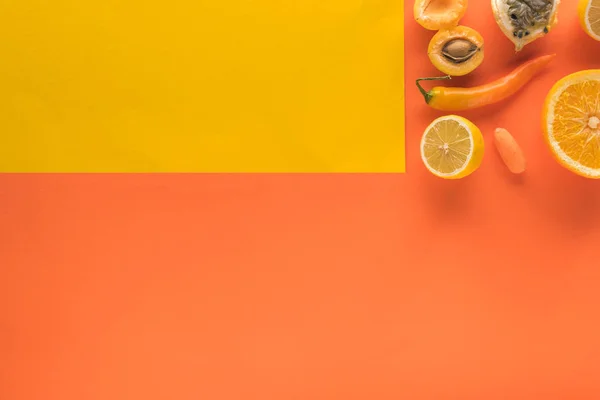 Vista superior de frutas e legumes amarelos no fundo amarelo e laranja com espaço de cópia — Fotografia de Stock