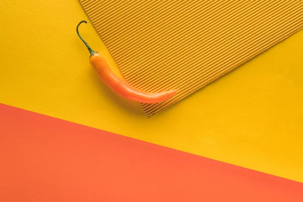 Vista dall'alto di giallo pepe piccante sfondo giallo e arancione con spazio copia — Foto stock