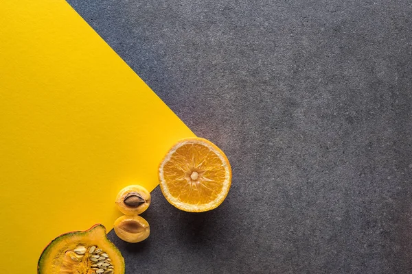 Vue de dessus des fruits et légumes sur fond jaune et gris — Photo de stock
