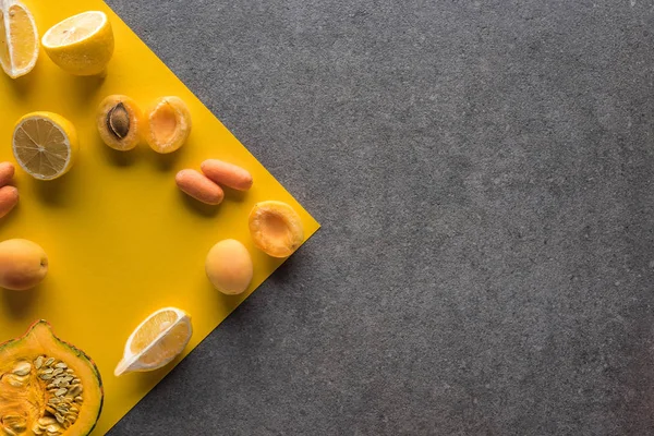 Vista superior de frutas e legumes em fundo amarelo e cinza — Fotografia de Stock