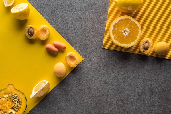 Draufsicht auf Obst und Gemüse auf gelbem und grauem Hintergrund — Stockfoto