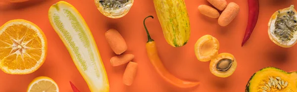 Blick von oben auf gelbes Obst und Gemüse auf orangefarbenem Hintergrund, Panoramaaufnahme — Stockfoto