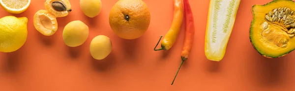 Vista superior de frutas y verduras amarillas sobre fondo naranja, plano panorámico - foto de stock