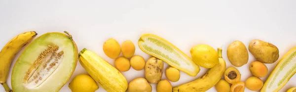 Vista superior de frutas y verduras amarillas sobre fondo blanco con espacio para copiar, plano panorámico - foto de stock