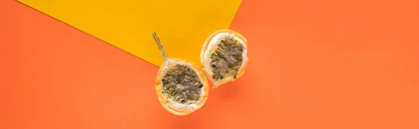 Vista superior de granadilla dulce sobre fondo amarillo y naranja con espacio para copiar, plano panorámico - foto de stock