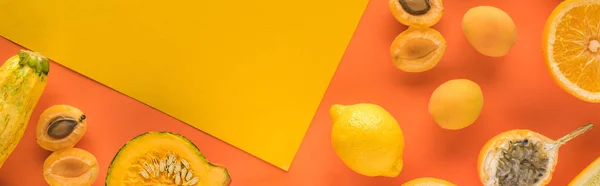 Vista superior de frutas e legumes amarelos no fundo laranja com espaço de cópia, tiro panorâmico — Stock Photo