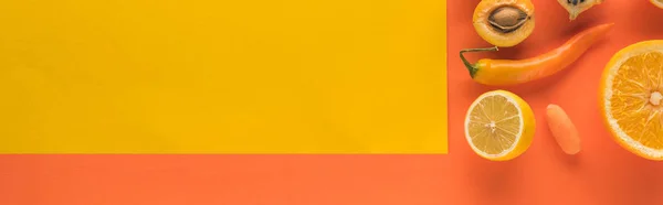 Ansicht von gelbem Obst und Gemüse auf orangefarbenem Hintergrund mit Kopierraum, Panoramaaufnahme — Stockfoto
