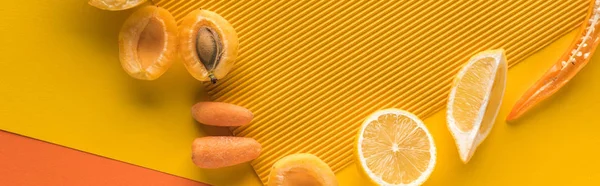 Vista superior de frutas e legumes amarelos no fundo laranja com espaço de cópia, tiro panorâmico — Fotografia de Stock