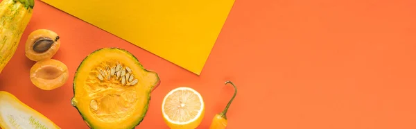 Вид сверху на желтые фрукты и овощи на оранжевом фоне с копировальным пространством, панорамный снимок — Stock Photo
