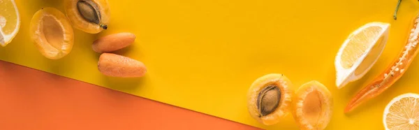Vista superior de frutas e legumes amarelos no fundo laranja com espaço de cópia, tiro panorâmico — Stock Photo