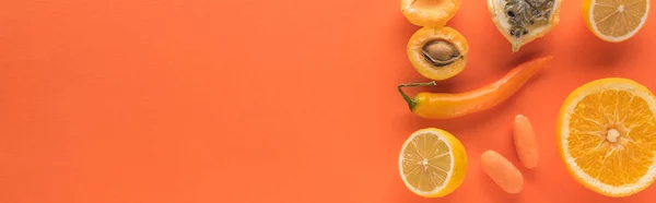 Vista dall'alto di frutta e verdura gialla su sfondo arancione con spazio copia, scatto panoramico — Foto stock