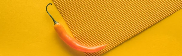 Vista superior de pimienta picante fresca sobre fondo amarillo con espacio para copiar, plano panorámico - foto de stock