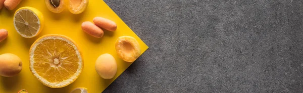 Vue de dessus des fruits et légumes sur fond jaune et gris, panoramique — Photo de stock