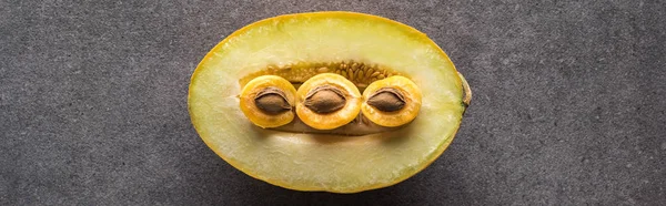 Vista dall'alto di melone e albicocche su sfondo grigio con spazio copia, scatto panoramico — Foto stock