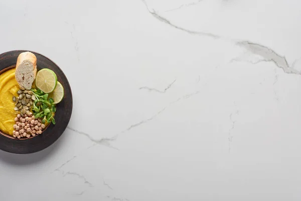 Vista superior da sopa de abóbora purê outonal na mesa de mármore — Fotografia de Stock