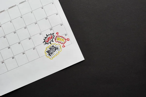 Draufsicht des Kalenders mit schwarzem Freitag markiertem Datum auf schwarzem Hintergrund — Stockfoto