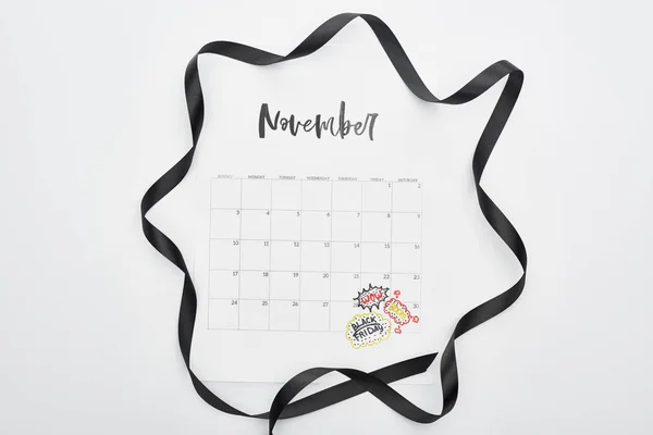 Верхний вид календаря с 29 ноября отмечена дата на белом фоне с черной лентой — стоковое фото