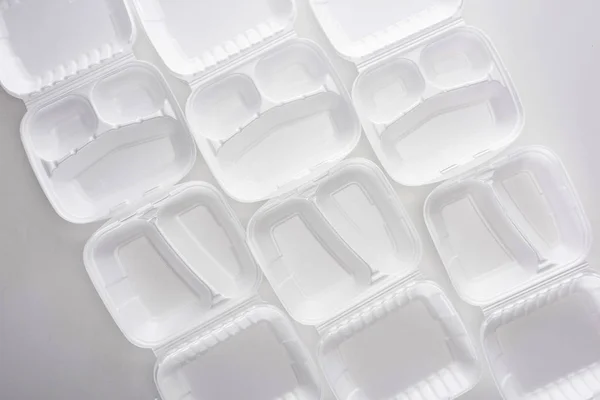 Vista superior de pacotes ecológicos vazios no fundo branco — Fotografia de Stock