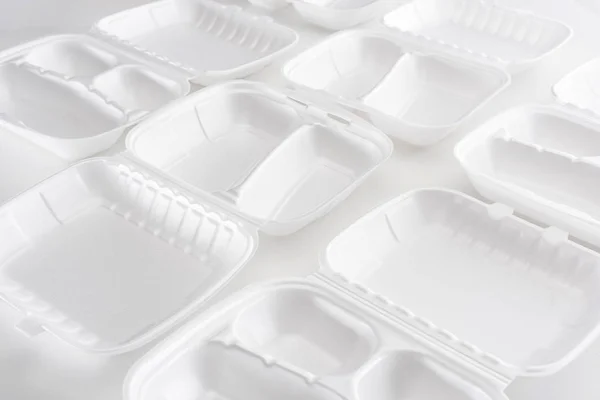 Pacotes ecológicos vazios para almoço em fundo branco — Fotografia de Stock