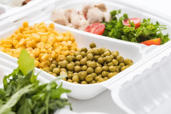 Mise au point sélective de l'emballage écologique avec légumes, viande et salade sur fond blanc — Photo de stock