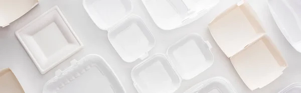Tiro panorâmico de pacotes ecológicos vazios no fundo branco — Fotografia de Stock
