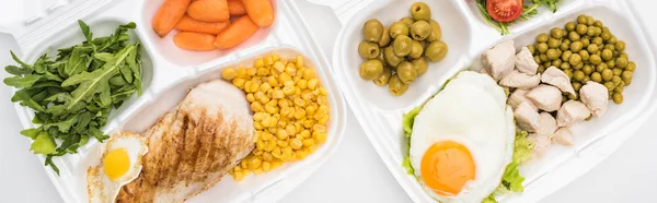 Tiro panorâmico de pacotes ecológicos com arugula, legumes, carne, ovos fritos no fundo branco — Fotografia de Stock