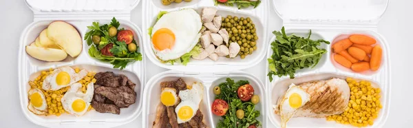 Panoramica delle confezioni eco con mele, verdure, carne, uova fritte e insalate su fondo bianco — Foto stock
